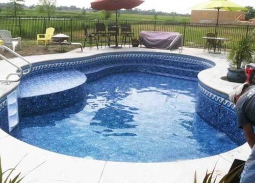 Kidney shape with tanning ledge
